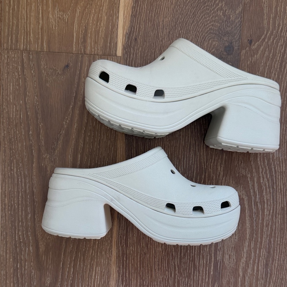 CROCS Women's cream siren clogs